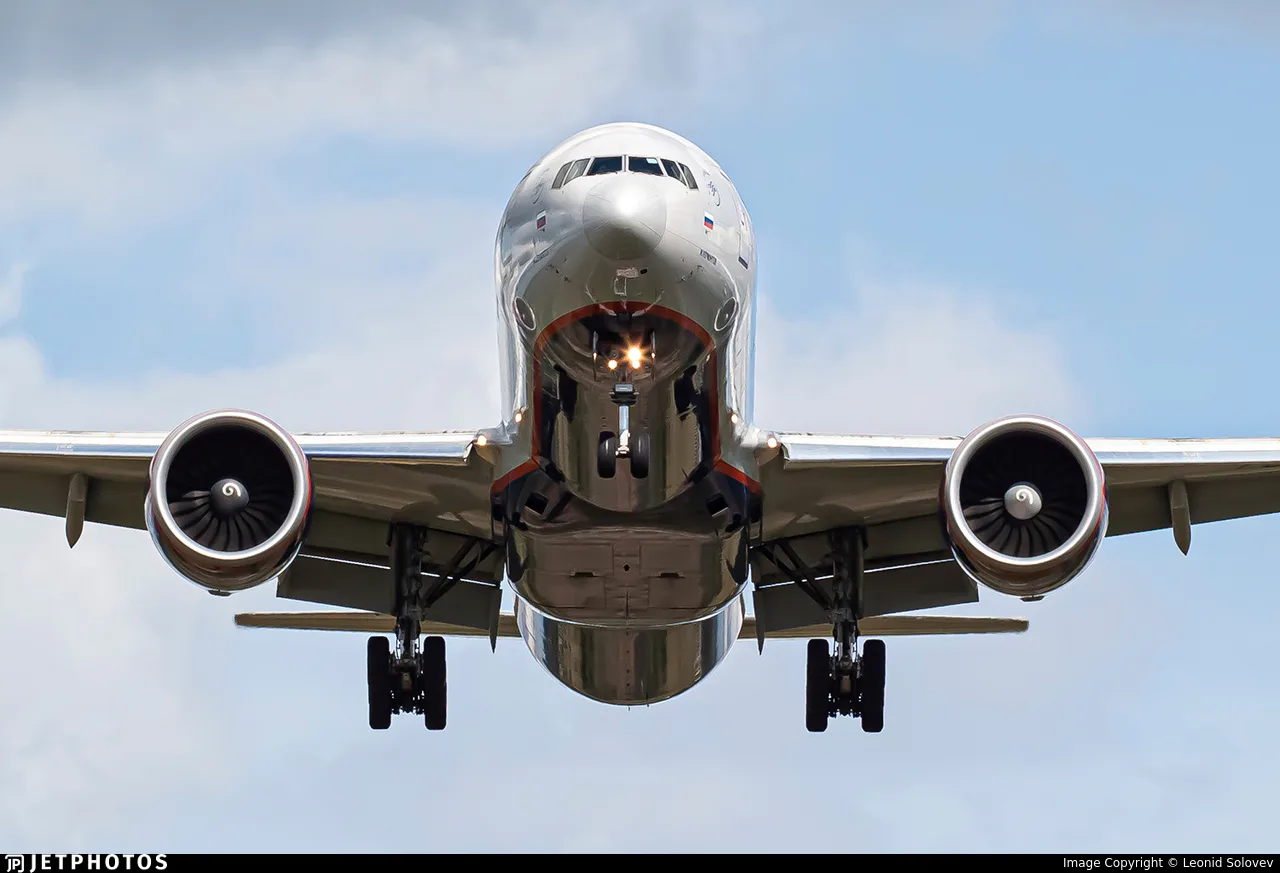 Boeing 777 заходит на посадку в Шереметьево. Фото: Леонид Соловьёв / JetPhotos